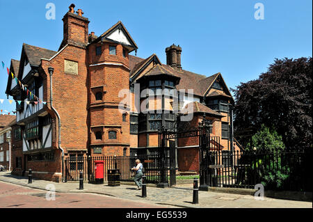 Eastgate house su Rochester high street, una bella imponente edificio costruito nel 1590 Foto Stock