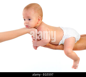 Il bambino neonato sui genitori mani. nuovo nato kid e il concetto di famiglia. Foto Stock