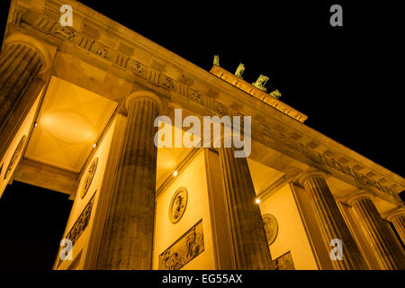 La Porta di Brandeburgo di notte, a Berlino, in Germania Foto Stock