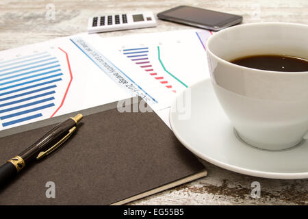 L'analisi grafica con l'evoluzione del tasso di cambio dollaro euro e fare i calcoli Foto Stock