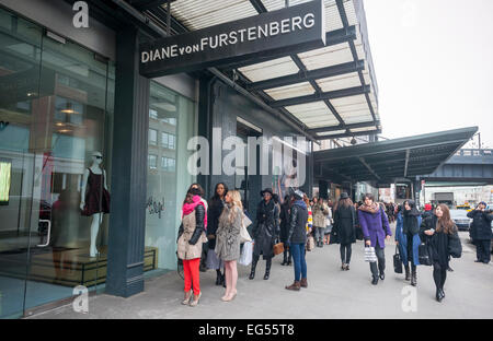 Centinaia di aspiranti donne aspettare al freddo fuori del Diane von Furstenberg store nel trendy Meatpacking District di New York Sabato, 14 febbraio 2015. Gli aspiranti sono state sperando di essere scelti per comparire in casa di DVF show televisivo della seconda stagione. (© Richard B. Levine) Foto Stock