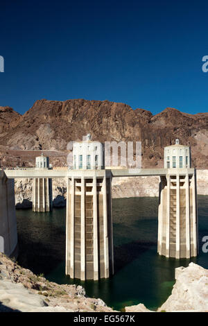 Acqua torri di aspirazione Hoover Dam Black Canyon Lake Mead NEVADA USA 10/2014 Foto Stock