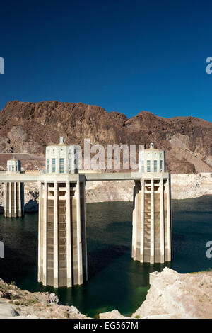 Acqua torri di aspirazione Hoover Dam Black Canyon Lake Mead NEVADA USA 10/2014 Foto Stock