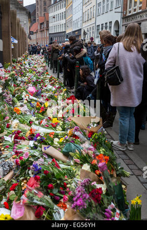 La gente la posa di fiori per commemorare per l'uomo ucciso a Copenaghen della sinagoga principale durante un attacco terroristico in 2015, Danimarca Foto Stock