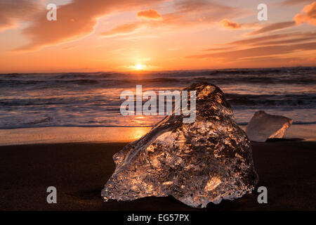 Glacier Ice lavato fino sulla spiaggia di sabbia nera a Jokulsarlon in Islanda. Foto Stock