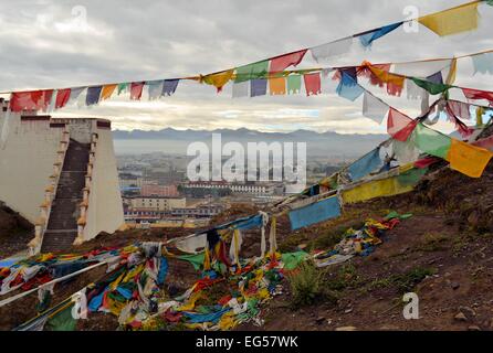 Buddista Tibetana bandiere di preghiera sono battenti nel vento a Shigatse, nel Tibet in Himalaya Foto Stock