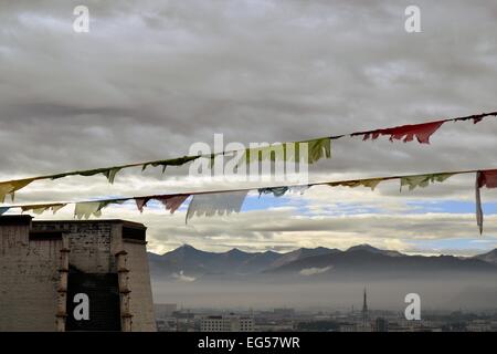 Buddista Tibetana bandiere di preghiera sono battenti nel vento a Shigatse, nel Tibet in Himalaya Foto Stock