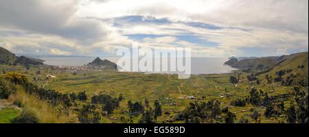 Copacabana è un pellegrinaggio storico con una famosa cattedrale, sulle rive del lago Titicaca in Bolivia Foto Stock