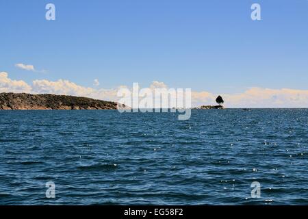 Una piccola isola sul lago Titicaca tra Bolivia e Perù Foto Stock