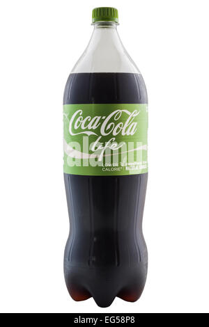 Una bottiglia di Coca Cola vita su uno sfondo bianco Foto Stock