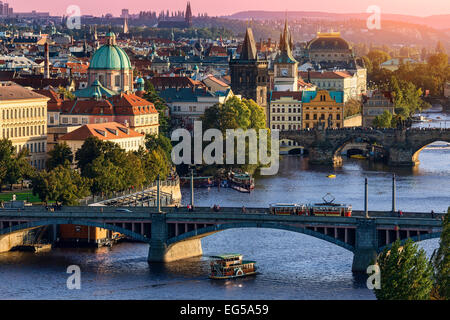 Nel corso del fiume Vlatava e il ponte di Carlo e ponti di Praga. Foto Stock