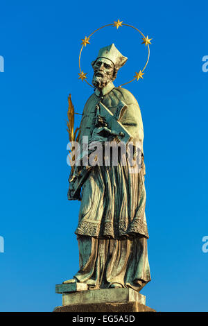 Statua di San Giovanni Nepomuceno, Charles Bridge, vecchio Foto Stock