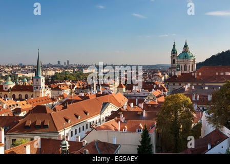 Mala Strana e la chiesa di San Nicola, Praga Foto Stock