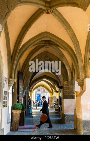 Portici di Piazza della Città Vecchia di Praga Foto Stock