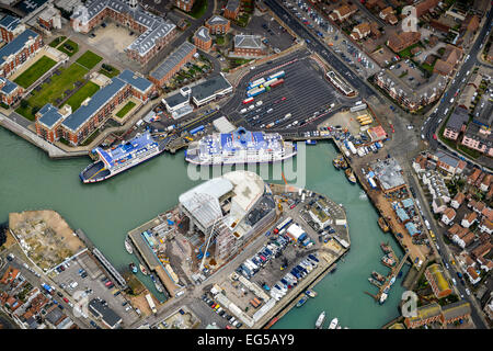 Una veduta aerea del traghetto per l'Isola di Wight lasciando da Portsmouths Gunwharf porto per traghetti Foto Stock