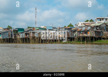 Scorrere verso il basso le case sulla banca del fiume Mekong il 26 gennaio 2014 a Can Tho, Vietnam. Foto Stock