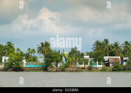 Scorrere verso il basso le case sulla banca del fiume Mekong il 26 gennaio 2014 a Can Tho, Vietnam. Foto Stock