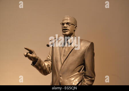 Harlem, New York, USA. 12 Feb, 2015. Una statua di Malcom X. sorge in camera è stato assassinato a, l'Audobon Ballroom di Harlem, a New York, USA, 12 febbraio 2015. 50 anni fa, il 21 febbraio, Malcom X è stato girato. Fino ad oggi non è chiaro chi è responsabile per la criminalità. Foto: CHRIS MELZER/dpa/Alamy Live News Foto Stock