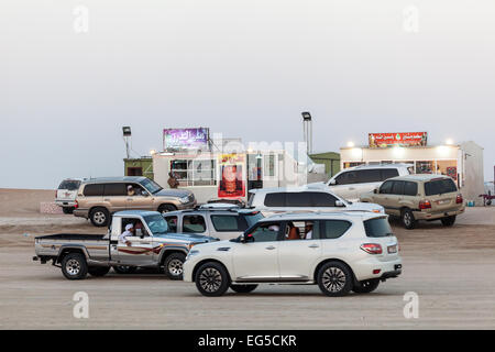 Emirati le persone in auto al Dhafra Camel Festival di Al Gharbia Foto Stock