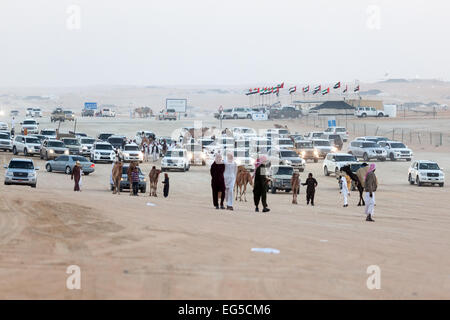 Emirati le persone in auto al Dhafra Camel Festival di Al Gharbia. Foto Stock