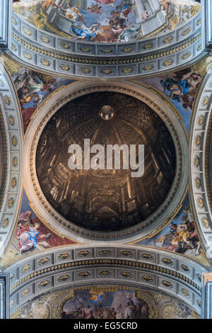 Roma. L'Italia. Chiesa di San Ignazio di Loyola a Campo Marzio. Trompe l'oeil falsa cupola. Chiesa di Sant'Ignazio di Loyola in Campo Marzio. Foto Stock