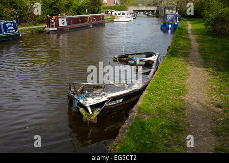 Bruciata barca su Leeds e Liverpool canal a Parbold Foto Stock