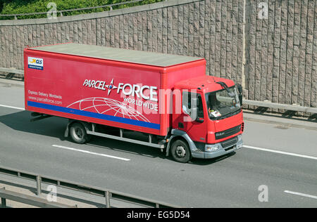 Un Parcelforce Worldwide camion che viaggiano sulla A40 nella zona ovest di Londra. Foto Stock