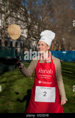 Sophy Ridge, Sky news presenter lanci un pancake prima della gara di parlamentare. Foto Stock