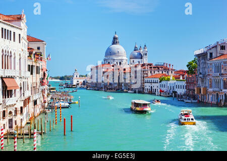 Venezia, Italia. Canal Grande e la Basilica di Santa Maria della Salute a giornata di sole. Vista dal ponte dell Accademia Foto Stock