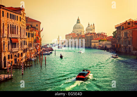 Venezia, Italia. Canal Grande e la Basilica di Santa Maria della Salute al tramonto. Vista dal ponte dell Accademia Foto Stock