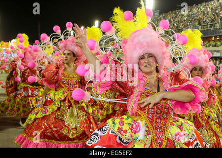 Rio De Janeiro, Brasile. Xvi Feb, 2015. Festaioli da 'Sao Clemente' samba scuola partecipare al Carnevale sfilata di samba al Sambadrome in Rio de Janeiro, Brasile, Feb 16, 2015. © Xu Zijian/Xinhua/Alamy Live News Foto Stock