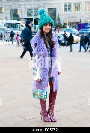 New York, New York, Stati Uniti d'America. Xvi Feb, 2015. Blogger Elizabeth Savetsky arrivando a La Carolina Herrera pista show di New York City - Feb 16, 2015 - Foto: Pista Manhattan/Charles Eshelman/picture alliance Credit: dpa picture alliance/Alamy Live News Foto Stock