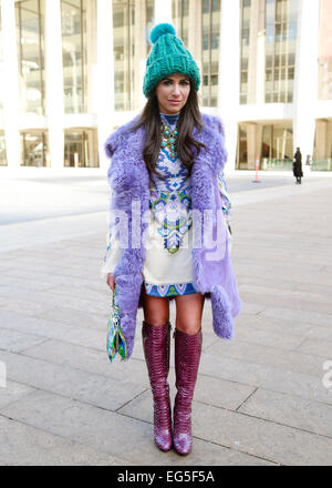 New York, New York, Stati Uniti d'America. Xvi Feb, 2015. Blogger Elizabeth Savetsky arrivando a La Carolina Herrera pista show di New York City - Feb 16, 2015 - Foto: Pista Manhattan/Charles Eshelman/picture alliance Credit: dpa picture alliance/Alamy Live News Foto Stock