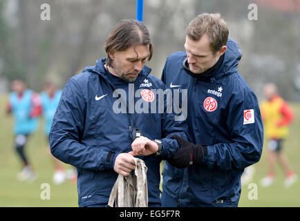 Mainz, Germania. Xvii Feb, 2015. Mainz è di nuovo capo-allenatore Martin Schmidt (L) e di assistente istruttore Bo Svensson gesto durante una sessione di formazione della Bundesliga tedesca soccer team 1st FSV Mainz al Bruchweg Stadium di Mainz, Germania, 17 febbraio 2015. Schmidt addestrati sotto-23 team di Magonza dal 2010. Questa mattina la Bundesliga soccer team ha respinto il trainer Trainer Hjulmand. Foto: ARNE DEDERT/dpa/Alamy Live News Foto Stock