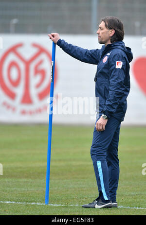 Mainz, Germania. Xvii Feb, 2015. Mainz è di nuovo capo-allenatore Martin Schmidt gesti durante una sessione di formazione della Bundesliga tedesca soccer team 1st FSV Mainz al Bruchweg Stadium di Mainz, Germania, 17 febbraio 2015. Schmidt addestrati sotto-23 team di Magonza dal 2010. Questa mattina la Bundesliga soccer team ha respinto il trainer Trainer Hjulmand. Foto: ARNE DEDERT/dpa/Alamy Live News Foto Stock