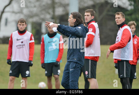 Mainz, Germania. Xvii Feb, 2015. Mainz è di nuovo capo-allenatore Martin Schmidt (C) gesti durante una sessione di formazione della Bundesliga tedesca soccer team 1st FSV Mainz al Bruchweg Stadium di Mainz, Germania, 17 febbraio 2015. Schmidt addestrati sotto-23 team di Magonza dal 2010. Questa mattina la Bundesliga soccer team ha respinto il trainer Trainer Hjulmand. Foto: ARNE DEDERT/dpa/Alamy Live News Foto Stock