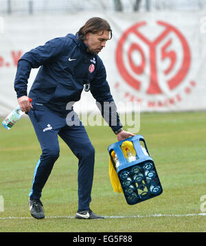 Mainz, Germania. Xvii Feb, 2015. Mainz è di nuovo capo-allenatore Martin Schmidt gesti durante una sessione di formazione della Bundesliga tedesca soccer team 1st FSV Mainz al Bruchweg Stadium di Mainz, Germania, 17 febbraio 2015. Schmidt addestrati sotto-23 team di Magonza dal 2010. Questa mattina la Bundesliga soccer team ha respinto il trainer Trainer Hjulmand. Foto: ARNE DEDERT/dpa/Alamy Live News Foto Stock