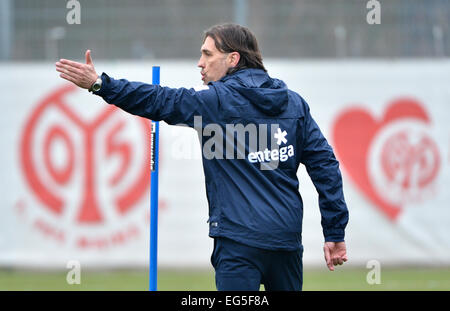 Mainz, Germania. Xvii Feb, 2015. Mainz è di nuovo capo-allenatore Martin Schmidt gesti durante una sessione di formazione della Bundesliga tedesca soccer team 1st FSV Mainz al Bruchweg Stadium di Mainz, Germania, 17 febbraio 2015. Schmidt addestrati sotto-23 team di Magonza dal 2010. Questa mattina la Bundesliga soccer team ha respinto il trainer Trainer Hjulmand. Foto: ARNE DEDERT/dpa/Alamy Live News Foto Stock