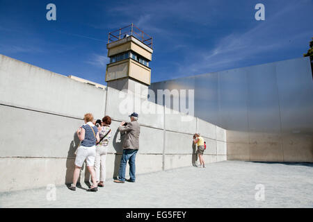 Memoriale del Muro di Berlino, una torre di avvistamento in zona interna. Il Gedenkstatte Berliner Mauer. Foto Stock