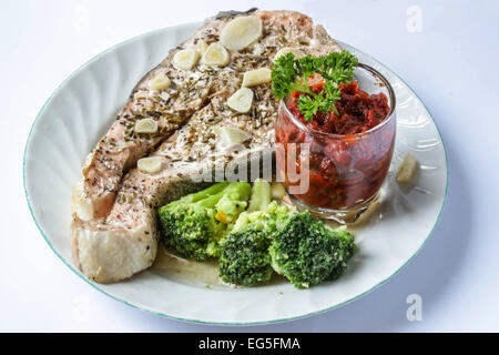 Cotolette di salmone con salsa di pomodoro sfondo bianco Foto Stock