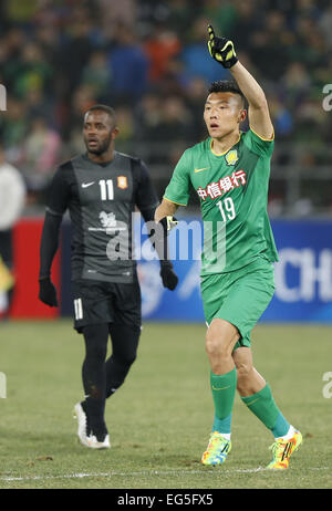 Pechino, Cina. Xvii Feb, 2015. Yu Dabao (R) di della Cina di Pechino Guoan FC reagisce durante l'AFC Champions League football match contro la Tailandia Bangkok FC di vetro a Pechino, Feb 17, 2015. Pechino Guoan FC ha vinto 3-0. Credito: Ding Xu/Xinhua/Alamy Live News Foto Stock