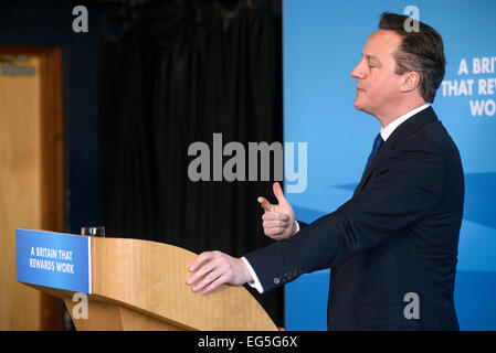 Hove, Regno Unito. Xvii Feb, 2015. Il Primo Ministro David Cameron fa un discorso su 17/02/2015 in mulino Blatchington Scuola, Hove. Il PM ha parlato di stato di benessere e rimettere la gente al lavoro Credito: Julie Edwards/Alamy Live News Foto Stock