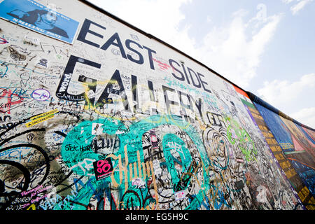 Berlino, 26 Luglio: Graffiti presso la East Side Gallery sulla luglio 26, 2013 a Berlino, Germania. Esso documenta un momento di cambiamento e di speranze. Foto Stock