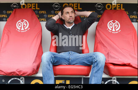 Mainz, Germania. Xvii Feb, 2015. Nuovo allenatore Martin Schmidt si siede sul banco di coaching dopo una conferenza stampa dal tedesco Bundesliga soccer team 1. FSV Mainz 05 in Coface Arena a Mainz, Germania, 17 febbraio 2015. Schmidt ha addestrato il sotto-23 team di Magonza dal 2010. Questa mattina la Bundesliga soccer team respinto coach Hjulmand. Foto: ARNE DEDERT/dpa/Alamy Live News Foto Stock