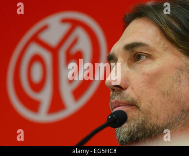 Mainz, Germania. Xvii Feb, 2015. Nuovo allenatore Martin Schmidt parla durante una conferenza stampa dal tedesco Bundesliga soccer team 1. FSV Mainz 05 in Coface Arena a Mainz, Germania, 17 febbraio 2015. Schmidt ha addestrato il sotto-23 team di Magonza dal 2010. Questa mattina la Bundesliga soccer team respinto coach Hjulmand. Foto: ARNE DEDERT/dpa/Alamy Live News Foto Stock