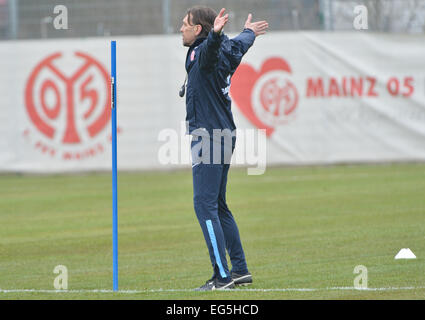 Mainz, Germania. Xvii Feb, 2015. Nuovo allenatore Martin Schmidt in formazione con la Bundesliga tedesca Calcio team 1. FSV Mainz 05 nella Bruchweg Stadium di Mainz, Germania, 17 febbraio 2015. Schmidt ha addestrato il sotto-23 team di Magonza dal 2010. Questa mattina la Bundesliga soccer team respinto coach Hjulmand. Foto: ARNE DEDERT/dpa/Alamy Live News Foto Stock