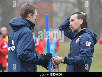 Mainz, Germania. Xvii Feb, 2015. Nuovo allenatore Martin Schmidt (R) e l'assistente allenatore Bo Svensson in formazione con la Bundesliga tedesca Calcio team 1. FSV Mainz 05 nella Bruchweg Stadium di Mainz, Germania, 17 febbraio 2015. Schmidt ha addestrato il sotto-23 team di Magonza dal 2010. Questa mattina la Bundesliga soccer team respinto coach Hjulmand. Foto: ARNE DEDERT/dpa/Alamy Live News Foto Stock