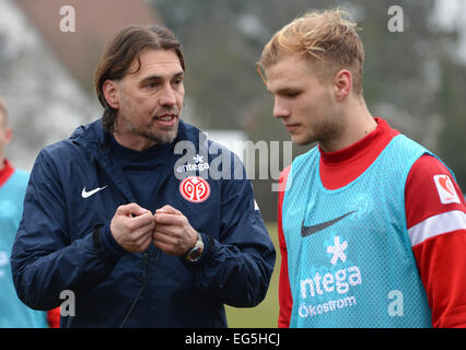 Mainz, Germania. Xvii Feb, 2015. Nuovo allenatore Martin Schmidt (L) parla con Johannes Geis alla formazione con la Bundesliga tedesca Calcio team 1. FSV Mainz 05 nella Bruchweg Stadium di Mainz, Germania, 17 febbraio 2015. Schmidt ha addestrato il sotto-23 team di Magonza dal 2010. Questa mattina la Bundesliga soccer team respinto coach Hjulmand. Foto: ARNE DEDERT/dpa/Alamy Live News Foto Stock