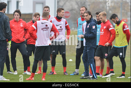 Mainz, Germania. Xvii Feb, 2015. Nuovo allenatore Martin Schmidt (4.f.R.) parla per i giocatori di formazione con la Bundesliga tedesca Calcio team 1. FSV Mainz 05 nella Bruchweg Stadium di Mainz, Germania, 17 febbraio 2015. Schmidt ha addestrato il sotto-23 team di Magonza dal 2010. Questa mattina la Bundesliga soccer team respinto coach Hjulmand. Foto: ARNE DEDERT/dpa/Alamy Live News Foto Stock