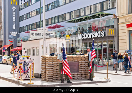 Berlino, Germania - 10 Giugno 2013: i turisti e gli attori come soldati USA ex border cross checkpoint 'Point Charlie' il 10 giugno 2 Foto Stock